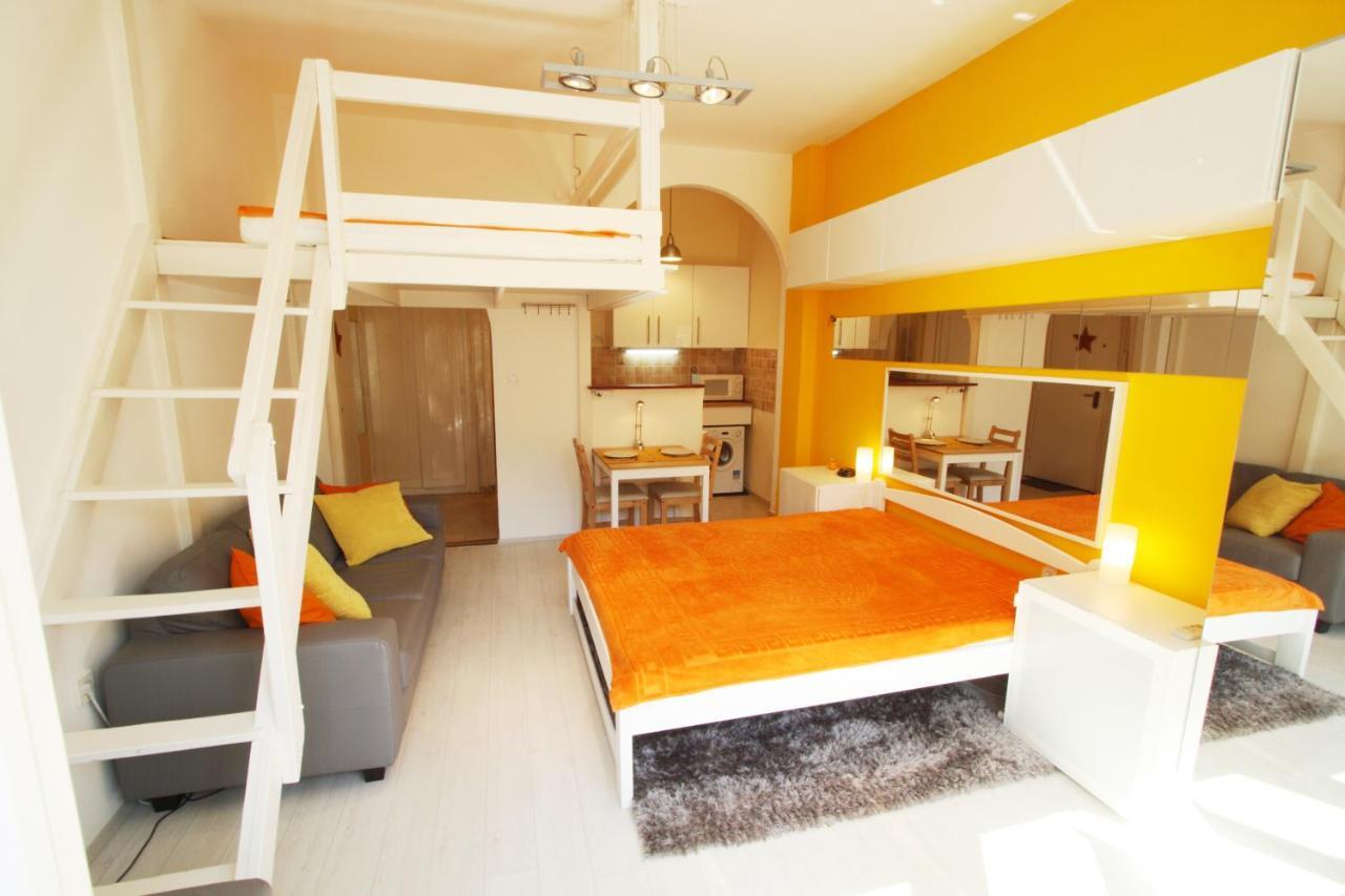 Sunny Studio With Balcony In Party District Budapest Bagian luar foto