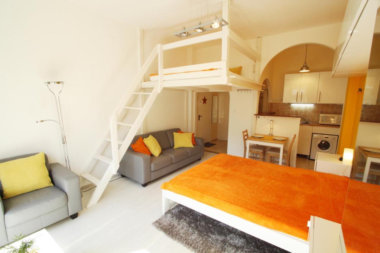 Sunny Studio With Balcony In Party District Budapest Bagian luar foto