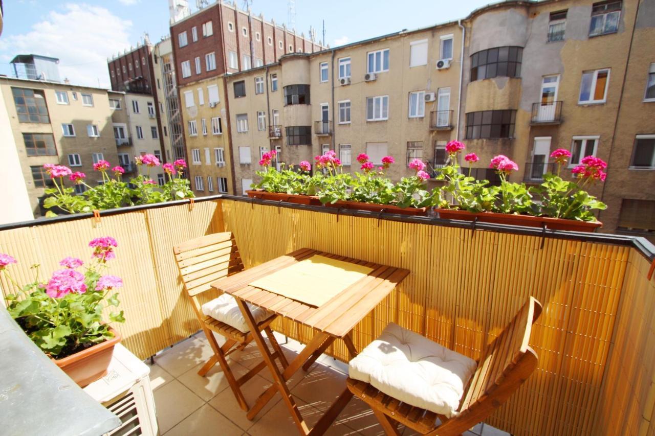 Sunny Studio With Balcony In Party District Budapest Bagian luar foto