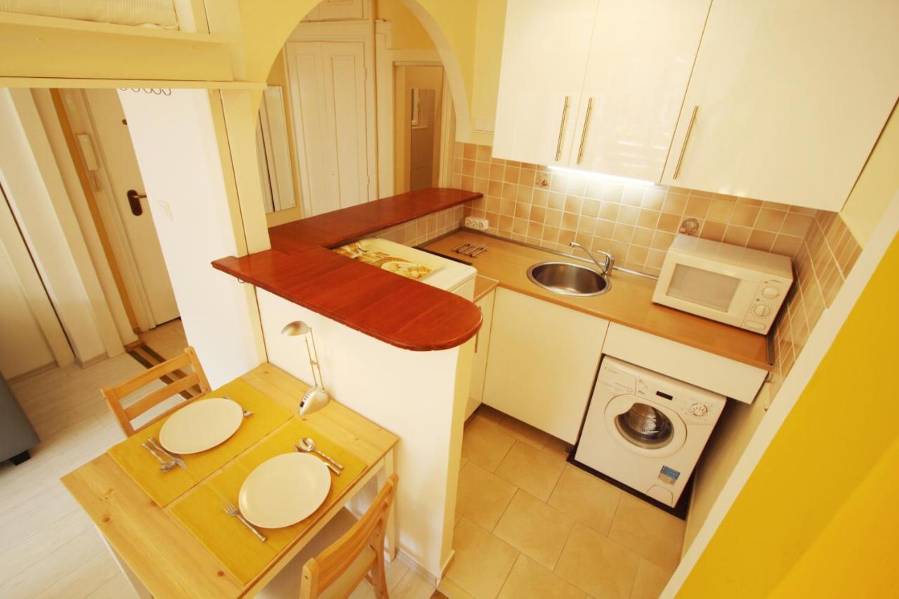 Sunny Studio With Balcony In Party District Budapest Bagian luar foto