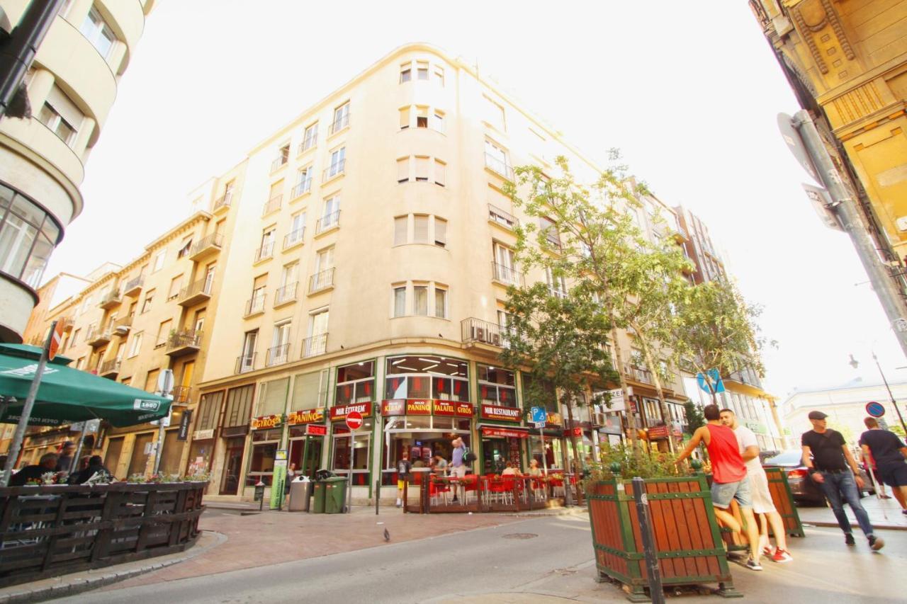 Sunny Studio With Balcony In Party District Budapest Bagian luar foto