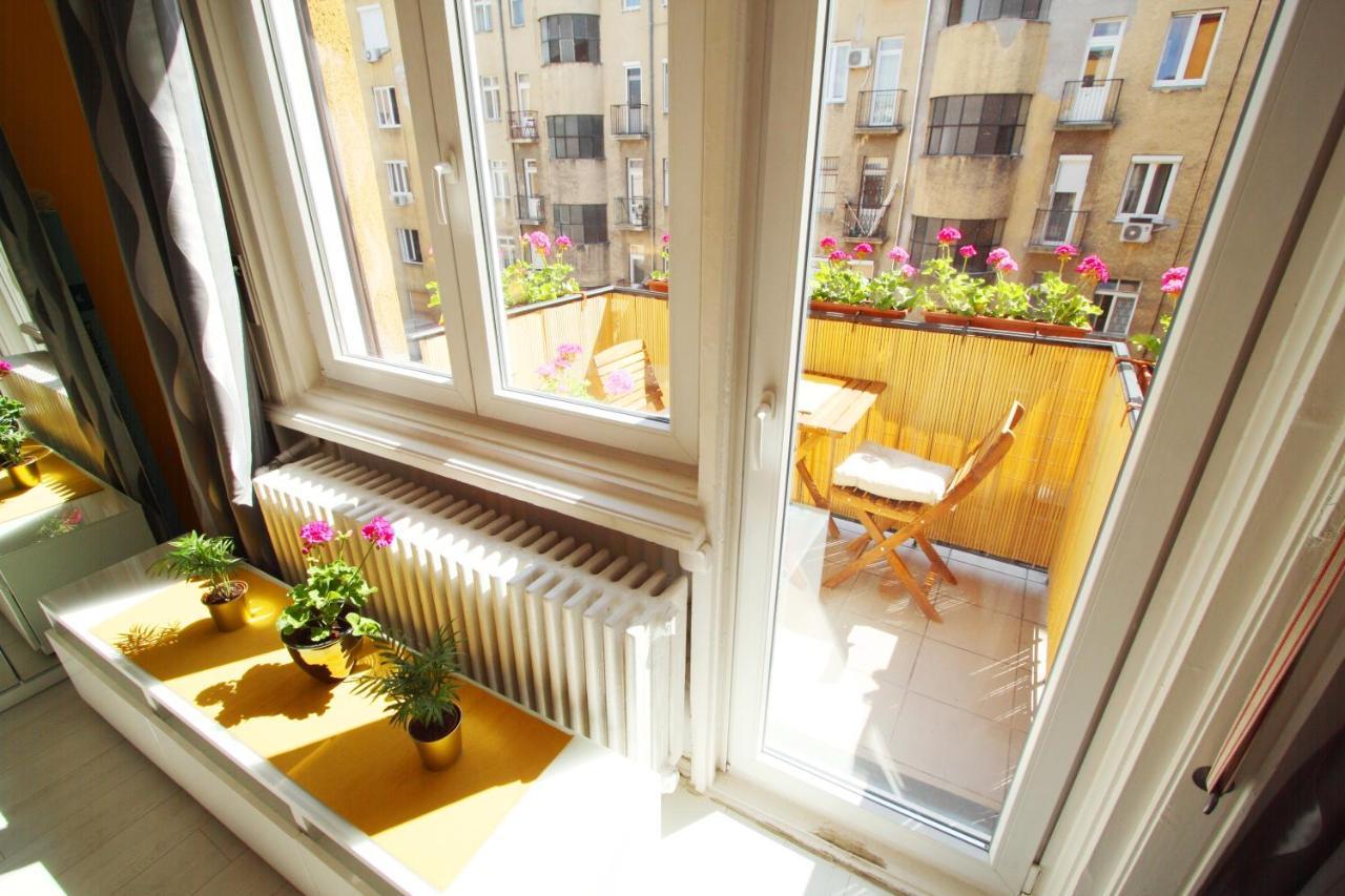 Sunny Studio With Balcony In Party District Budapest Bagian luar foto