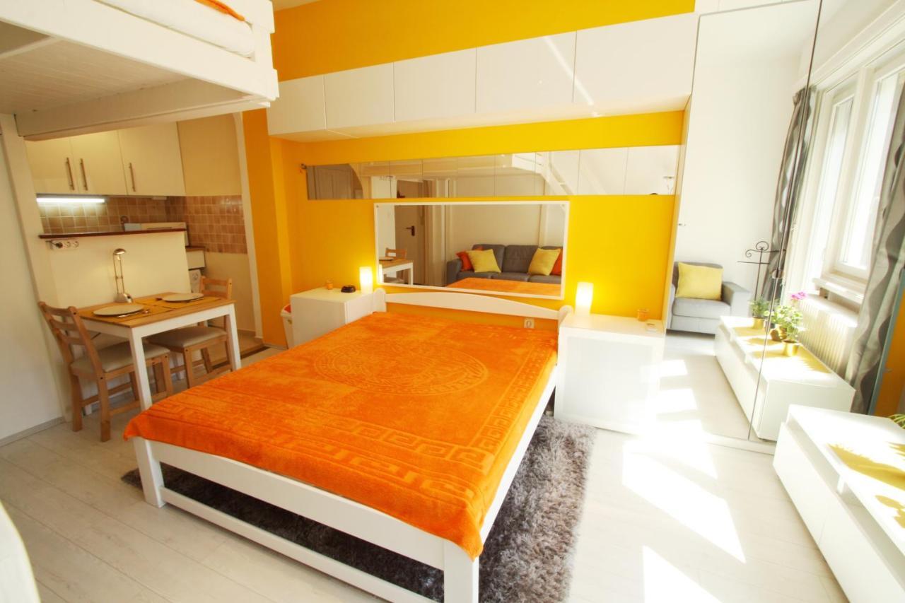 Sunny Studio With Balcony In Party District Budapest Bagian luar foto