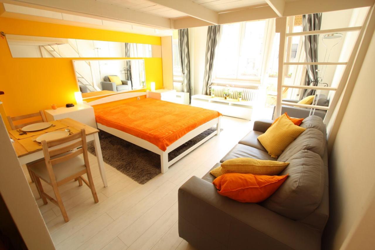 Sunny Studio With Balcony In Party District Budapest Bagian luar foto