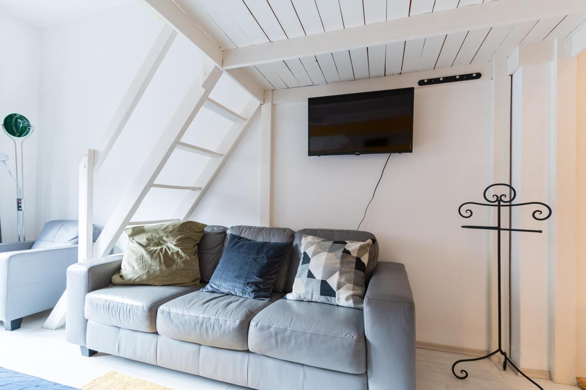 Sunny Studio With Balcony In Party District Budapest Bagian luar foto