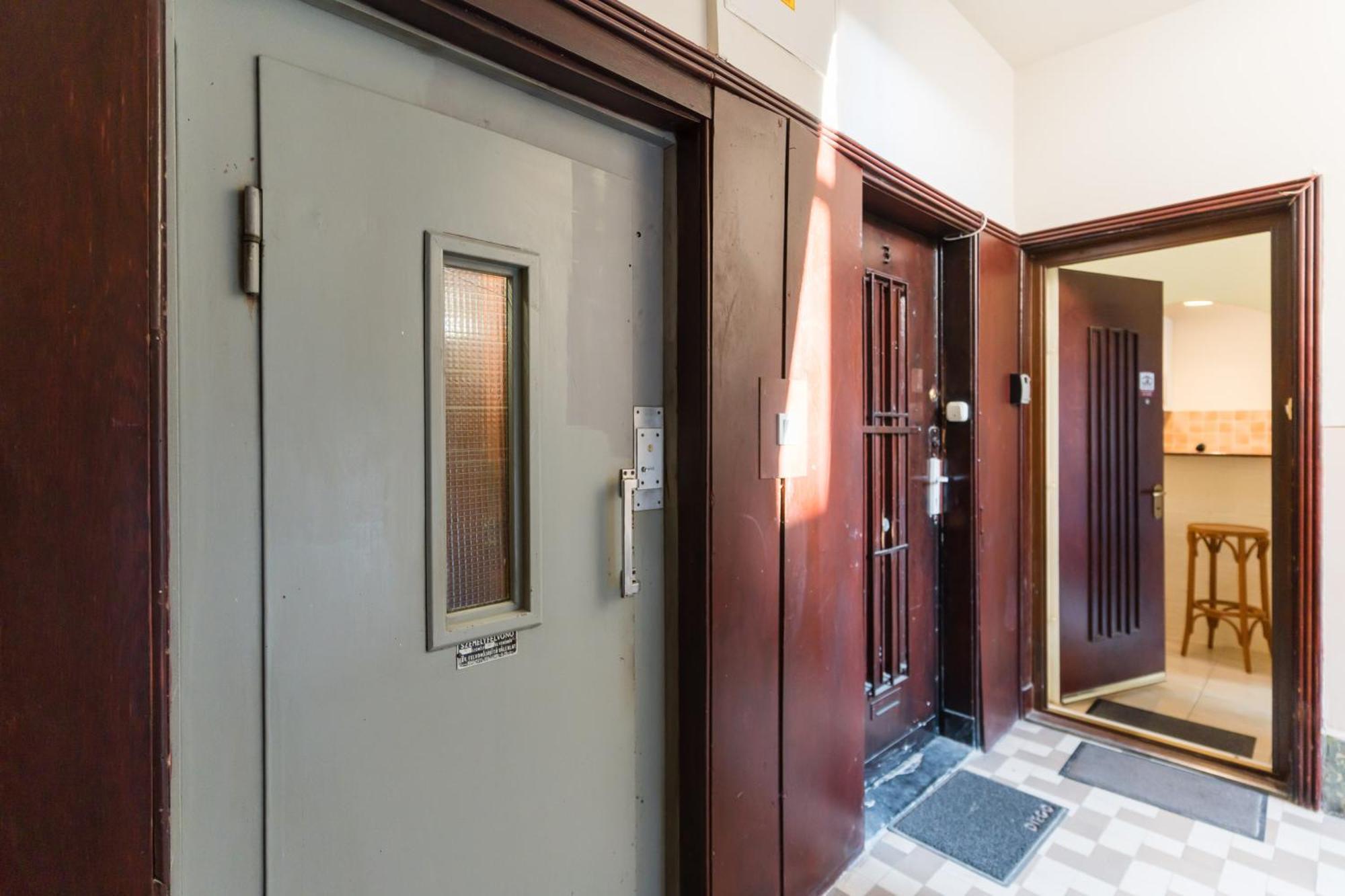 Sunny Studio With Balcony In Party District Budapest Bagian luar foto