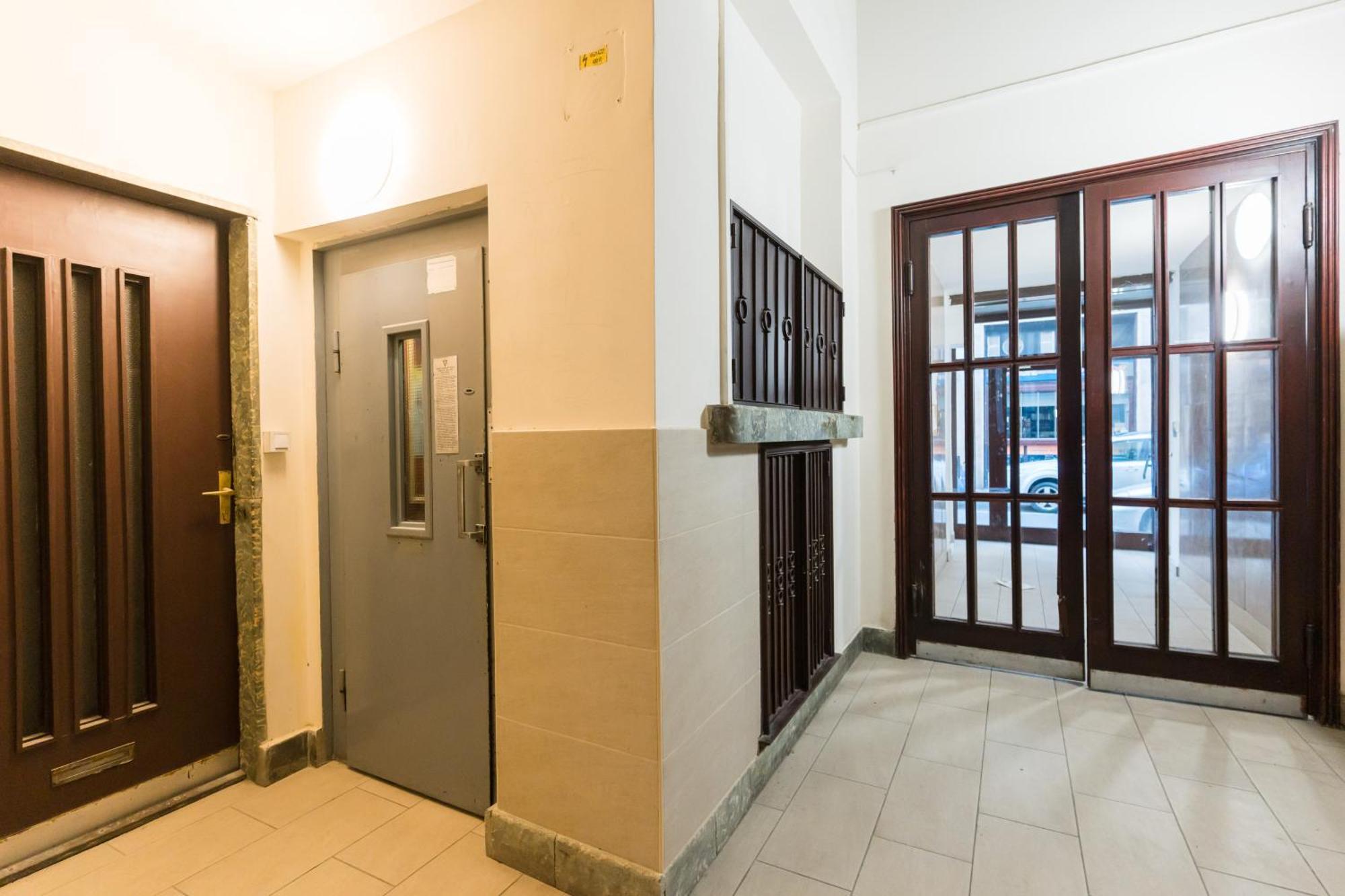 Sunny Studio With Balcony In Party District Budapest Bagian luar foto