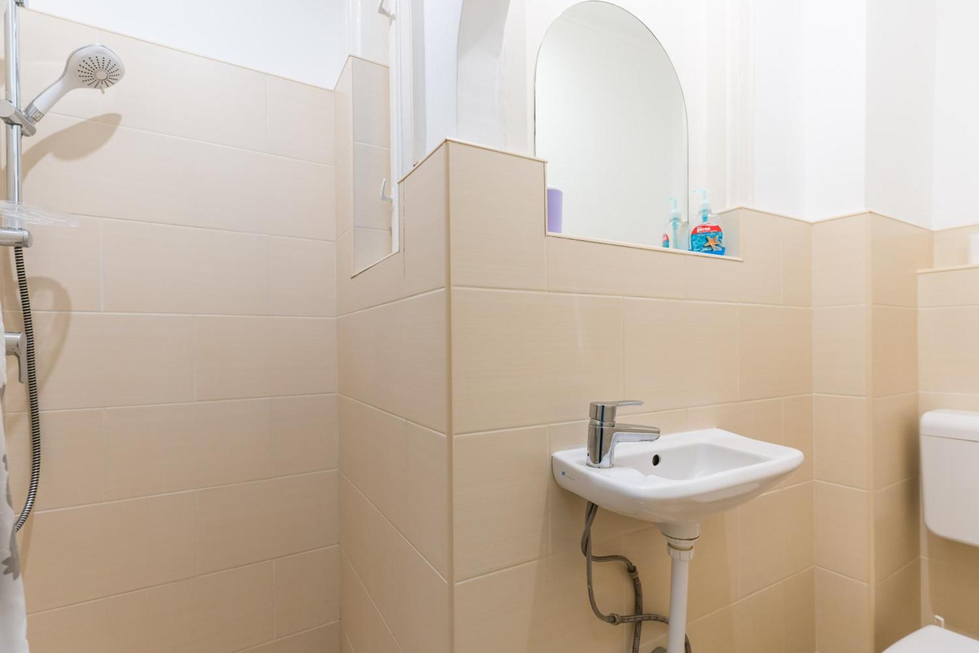 Sunny Studio With Balcony In Party District Budapest Bagian luar foto