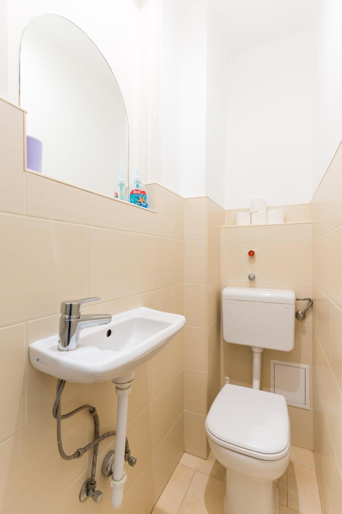 Sunny Studio With Balcony In Party District Budapest Bagian luar foto