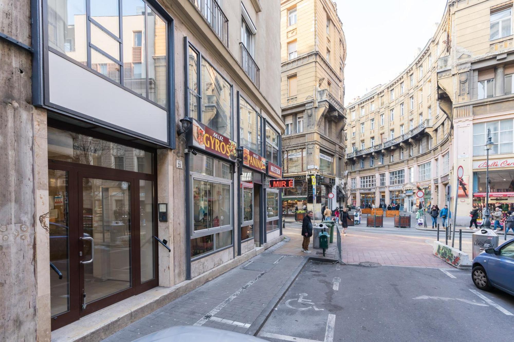 Sunny Studio With Balcony In Party District Budapest Bagian luar foto