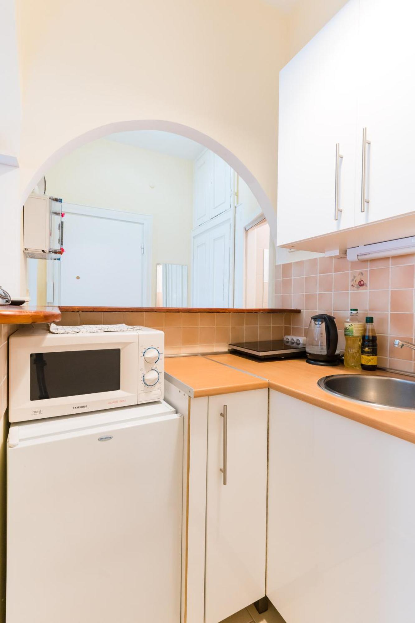 Sunny Studio With Balcony In Party District Budapest Bagian luar foto